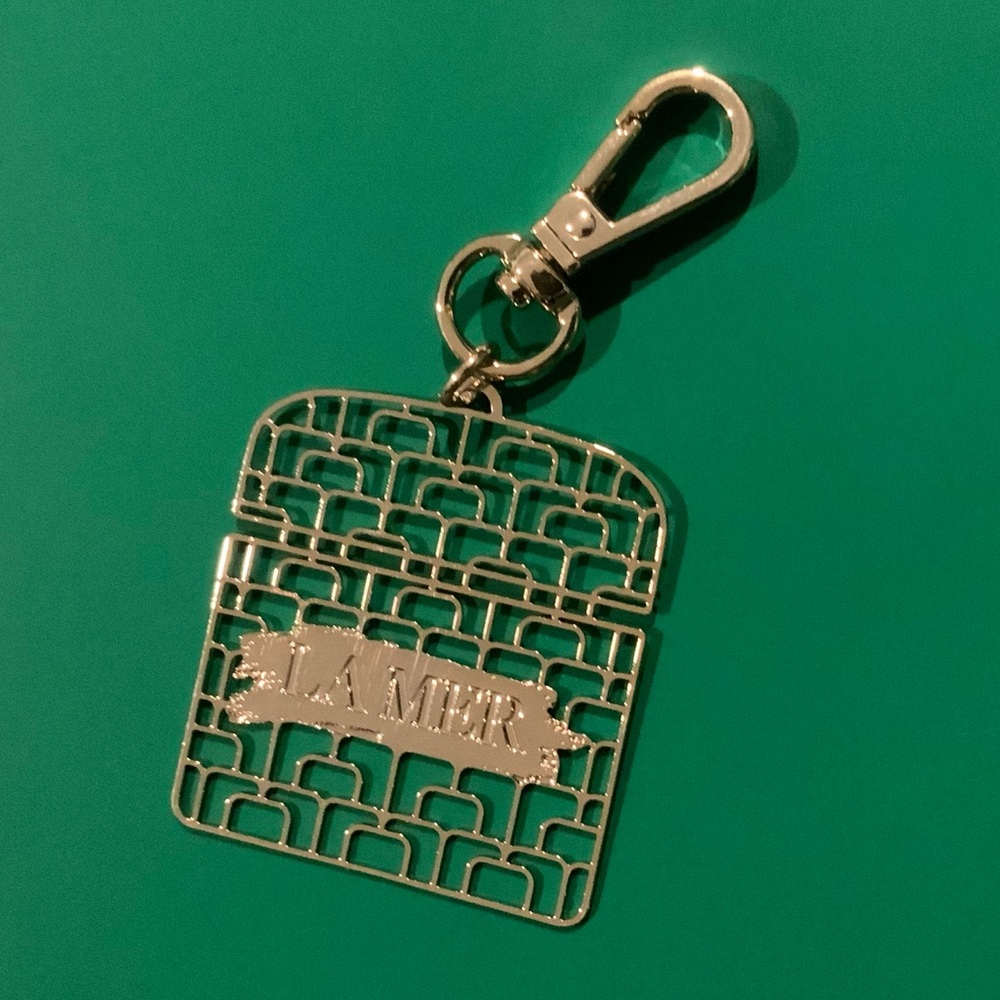 La Mer Silver Keychain with Intricate Design